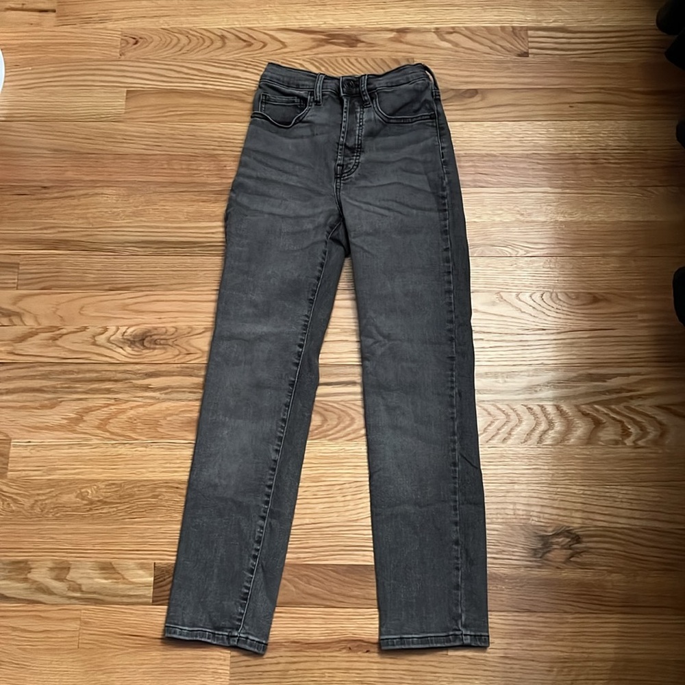 Everlane High-Rise Slim Straight Jeans in Faded Black Grey
